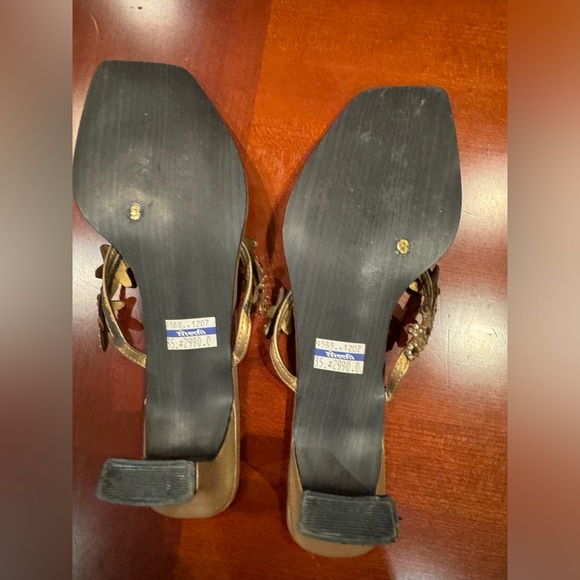 Gold Sandals with Elegant Rhinestones Design. Brand new - Picture 2 of 2